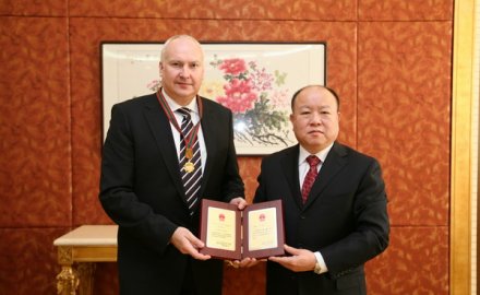 8868体育专家Karol Vanko获国家友谊奖
